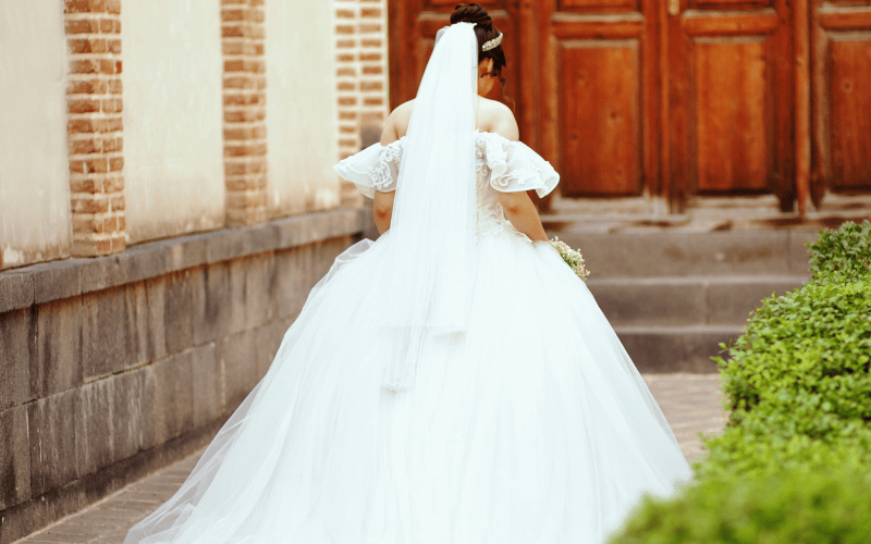 7 Expert Tips to Choose the Perfect Wedding Veil Length fingertip veil