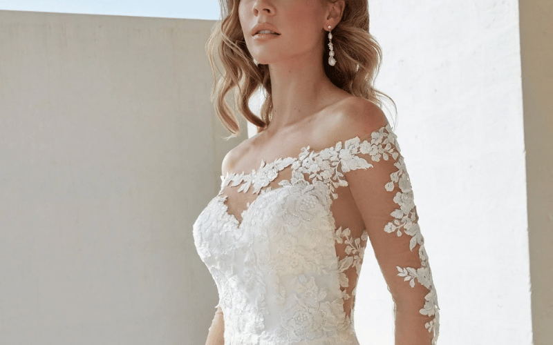 Winter Wedding Dress Ideas: Long Sleeves, Luxe Fabrics, and Cozy Details bride wearing long-sleeves